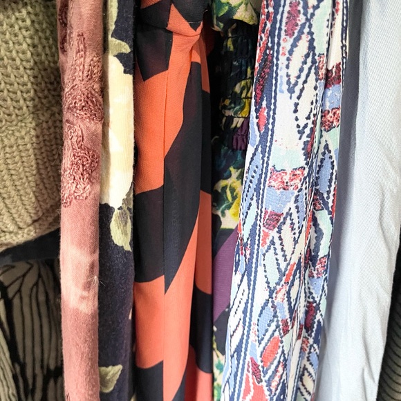 Resellers Mystery Box - Bundle of Women’s Resale Clothing - 5lbs - Picture 9 of 15